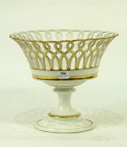 null Coupe Empire en porcelaine de Paris ajourée blanche et or
H. 20 cm