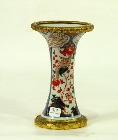null Petit vase en porcelaine du Japon, décor Imari, monté en bronze

XVIIIème siècle

H....