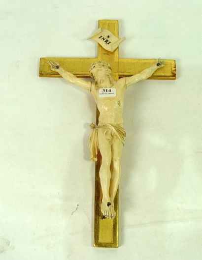 null Christ en ivoire

XIXème siècle

H. 32 cm