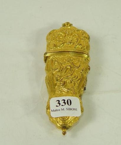 null Etui en métal doré à décor de coquilles


Hauteur : 10 cm