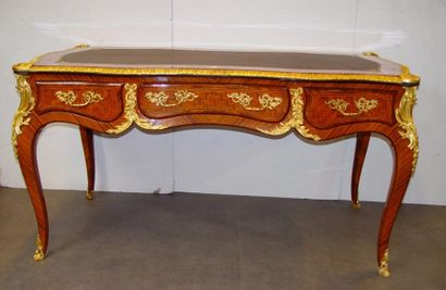 null Bureau plat en bois de placage et décor de bronzes dorés


Style Louis XV -...
