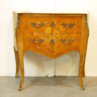 null Commode à deux tiroirs marquetée de fleurs


Style Louis XV


80 x 87 x 44 ...