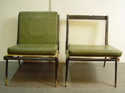 GEORGES TIGIEN Paire de chaises en bois laqué


Coussins en skaï vert (manque un...