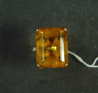 null 101- Bague en or jaune ornée d'une importante citrine rectangulaire

Epoque...