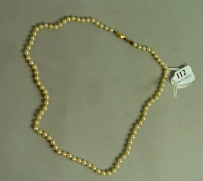 null 112- Collier de perles, fermoir en or jaune
