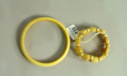 null 114- Deux bracelets en ivoire