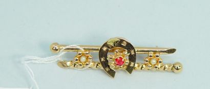 null 121- Broche barrette en or jaune 9K ornée d'une perle et broche ''Fer à cheval''...