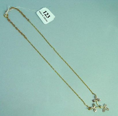 null 123- Pendentif ''Feuille'' en or jaune serti de roses et d'une perle, soutenu...