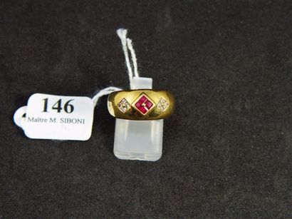 null 146- Bague en or jaune sertie de diamants et pierre rouge

Pds : 6,50 g
