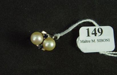 null 149- Bague Toi et Moi en or gris sertie de deux perles épaulées de saphirs

Pds...