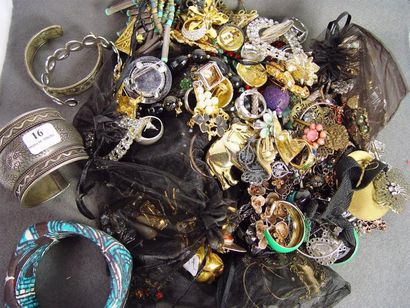 null 16- Important lot de bijoux fantaisie : bracelets, colliers, bagues, boucles...