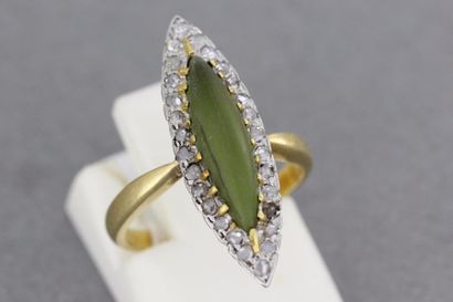 null 162- Bague navette en or ornée d'une pierre entourée de diamants

Pds : 4 g