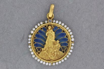 null 171- Médaille en or enrichies d'émail en plique à jour dans un entourage de...