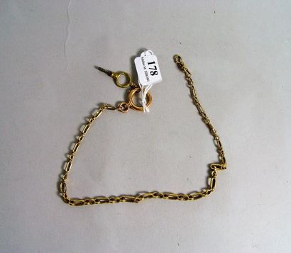 null 178- Chaine de montre en or jaune (pds : 8 g) et clé de montre