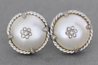 null 183- Paire de boucles d'oreilles en or ornées de perles et de brillants

Pds :...