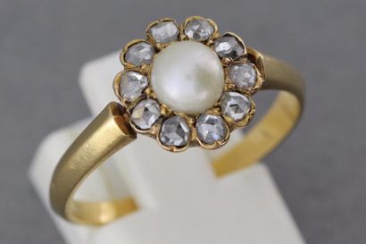 null 186- Bague en or ornée d'une perle dans un entourage de diamants

Pds : 3,2...