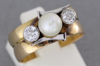 null 188- Bague en or ornée d'une perle épaulée de deux diamants

Pds : 6,2 g