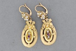 null 190- Paire de boucles d'oreilles Napoléon III en or enrichies de perles

Pds :...