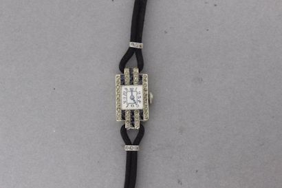 null 194- Montre 1920 de dame en or gris sur bracelet double cordon de cuir, le boitier...
