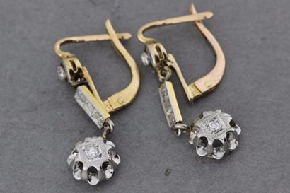 null 196- Paire de boucles d'oreilles dormeuses en or serties de diamants

Pds :...