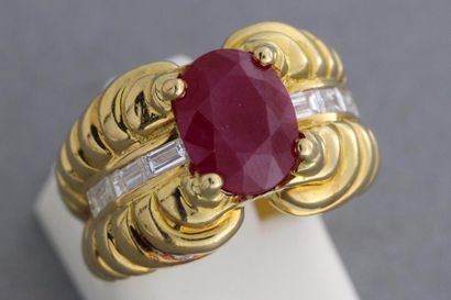 null 221- Bague en or ornée d'un rubis épaulé de diamants baguettes

Pds : 11,3 ...