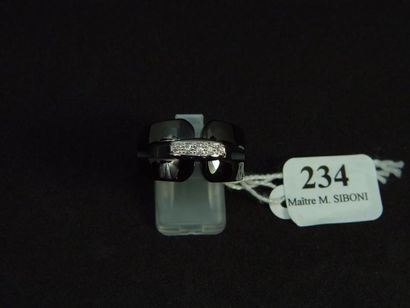 null 234- Bague en céramique, or gris et ornée de cinq brillants