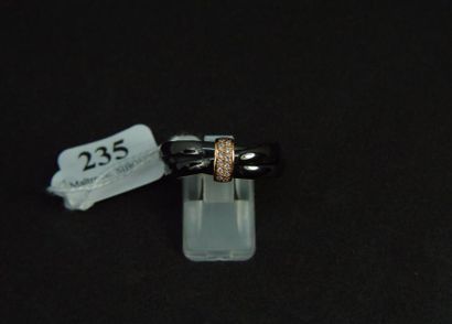 null 235- Bague trois anneaux en céramique, or jaune et roses