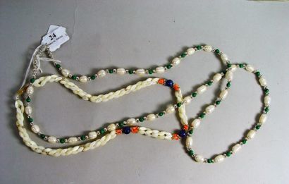 null 24- Deux colliers de perles et pierres de couleur