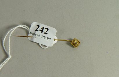 null 242- Epingle de cravate en or jaune

Pds : 0,40 g
