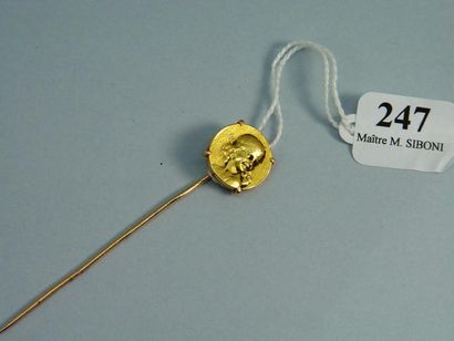 null 247- Epingle de cravate en or jaune à décor de médaille

Pds : 4,40 g