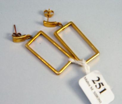 null 251- Paire de pendants d'oreille à décor de rectangles en or jaune

Pds : 7,50...