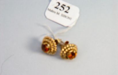 null 252- Paire de boucles d'oreilles ''tourbillon'' en or jaune et pierres jaunes

Pds...