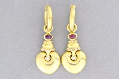 null 259- Paire de boucles d'oreilles en or enrichies de rubis et de brillants

Pds :...