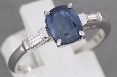 null 264- Bague en platine ornée d'un saphir (1,66cts) épaulé de deux diamants baguettes

Pds :...