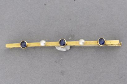 null 270- Barrette en or ornée de perles fines et de saphirs

Pds : 5,4 g