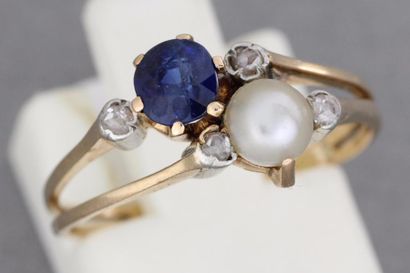 null 271- Bague Toi et Moi en or ornée d'une perle et d'un saphir séparés de diamants

Pds :...