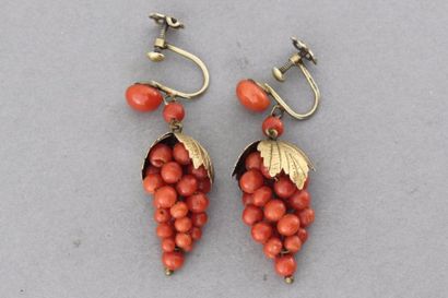 null 296- Paire de boucles d'oreilles "Grappes de raisin" en vermeil enrichies de...