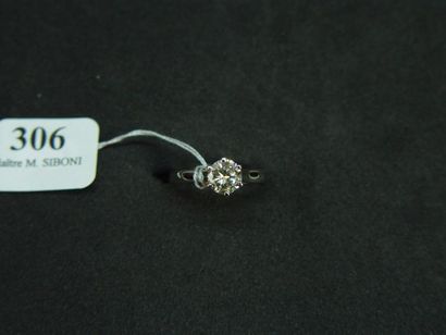 null 306- Bague solitaire en or gris sertie d'un diamant pesant environ 0,70 ct