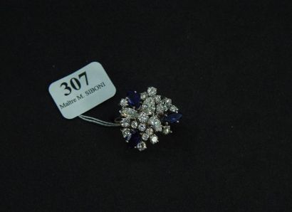 null 307- Bague en or gris sertie de diamants navette, trois saphirs navette et de...