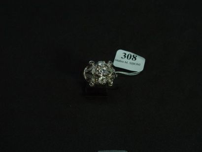 null 308- Bague ''Dôme'' en or gris sertie de trois diamants principaux épaulés d'un...