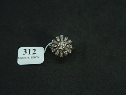null 312- Bague ''Fleur'' en or gris sertie d'un diamant principal (env. 0,30 ct)...