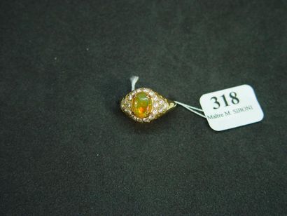 null 318- Bague en or jaune sertie d'une opale de feu et de diamants