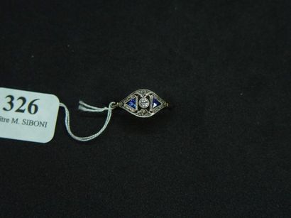 null 326- Bague bandeau en platine sertie d'un petit diamant épaulé de deux pierres...