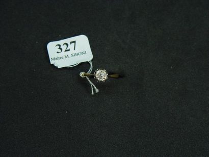 null 327- Bague solitaire en or jaune sertie d'un petit diamant (env. 0,10 ct)