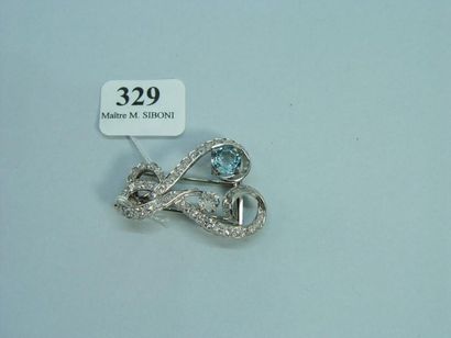 null 329- Broche ''Volute'' en or gris sertie d'un diamant principal (env. 0,40 ct),...