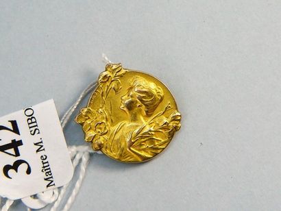 null 342- Pince à foulard en or jaune à décor de jeune fille

Pds : 2,10 g