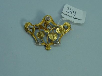 null 349- Broche en or jaune ajourée à motif de nénuphars sertie de roses de diamant

Epoque...