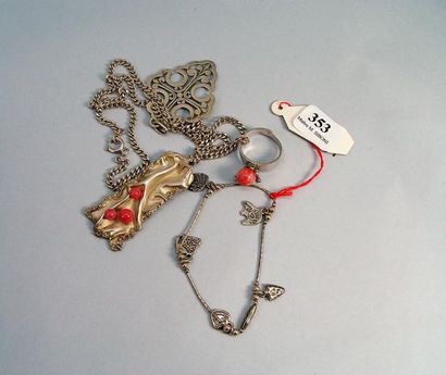 null 353- Croix byzantine en argent, chaine et pendentif en argent, bague ornée de...