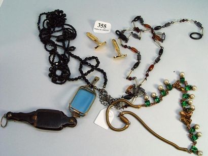 null 355- Face à main en corne (XIXème siècle), collier fantaisie avec perles noires...