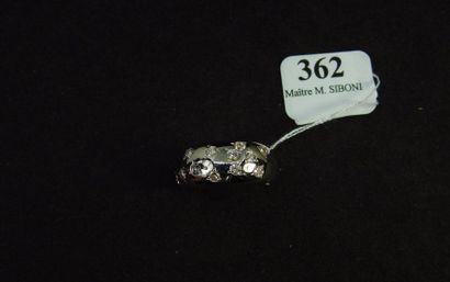 null 362- Bague jonc en or gris parsemée de douze diamants

Pds : 14,4 g